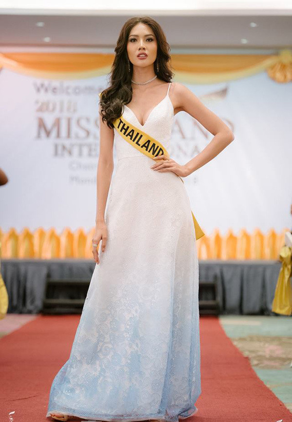 Á hậu người Hà Tĩnh diện váy xẻ ở tiệc chào mừng Miss Grand International