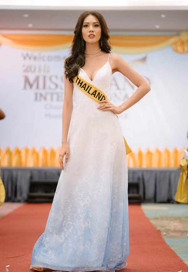 Á hậu người Hà Tĩnh diện váy xẻ ở tiệc chào mừng Miss Grand International