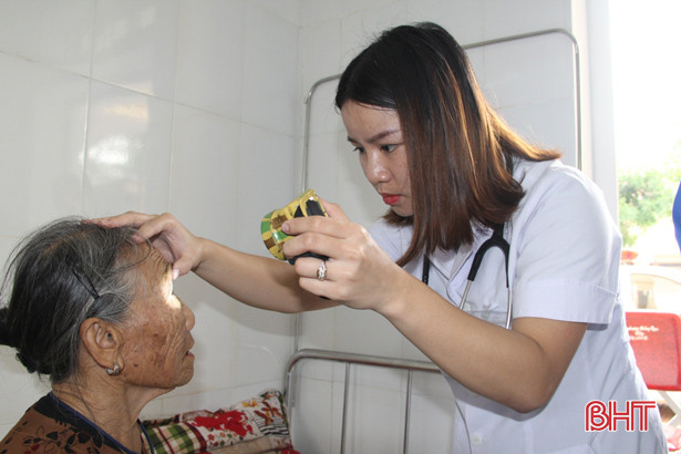 100 người cao tuổi ở Nghi Xuân được khám bệnh miễn phí