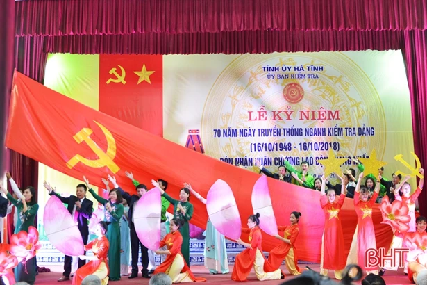 Ủy ban Kiểm tra Tỉnh ủy Hà Tĩnh đón nhận Huân chương Lao động hạng Nhất