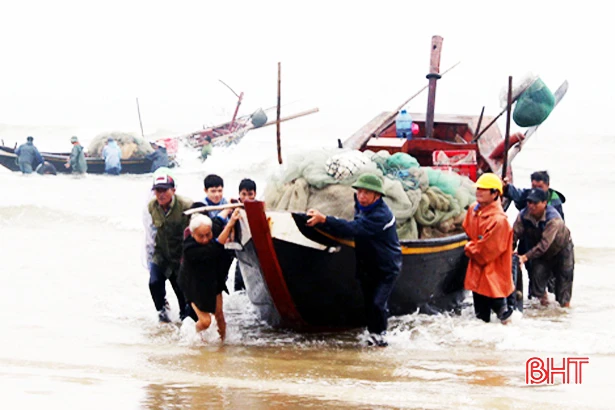 Ngư dân Xuân Yên “sáng chế” máy kéo tàu thuyền, mỗi ngày kiếm nửa triệu