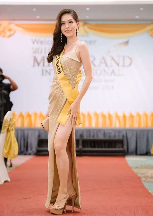Á hậu người Hà Tĩnh diện váy xẻ ở tiệc chào mừng Miss Grand International