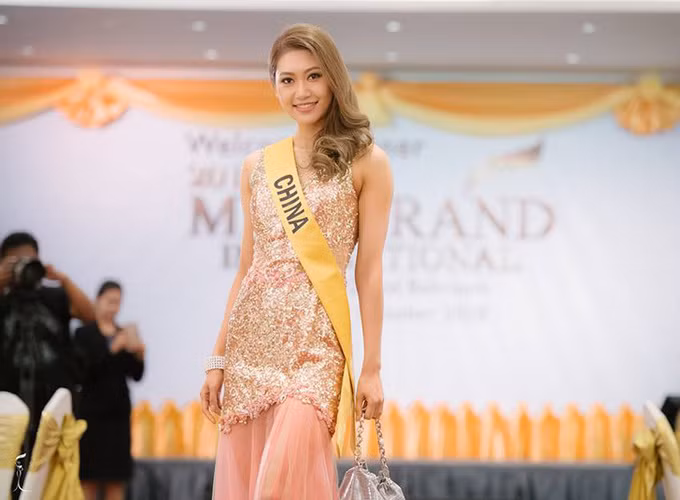 Á hậu người Hà Tĩnh diện váy xẻ ở tiệc chào mừng Miss Grand International