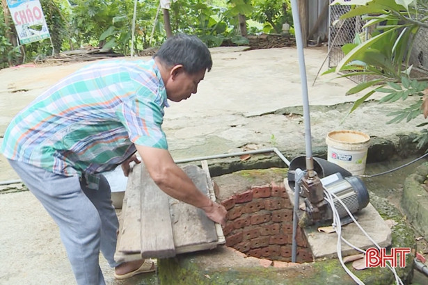 Giếng bốc mùi hôi tanh, người dân lo mua nước lọc về dùng