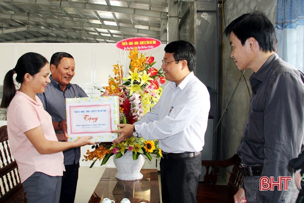 Phó Chủ tịch UBND tỉnh Dương Tất Thắng chúc mừng các doanh nghiệp ở Kỳ Anh
