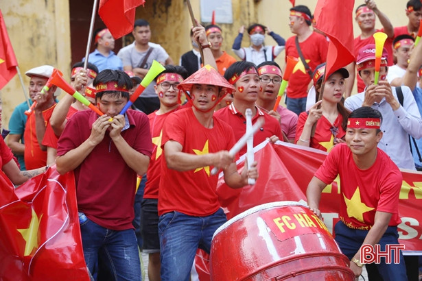 Play-off Nam Định vs Hà Nội B: CĐV Hà Tĩnh “đổ bộ” sân Vinh