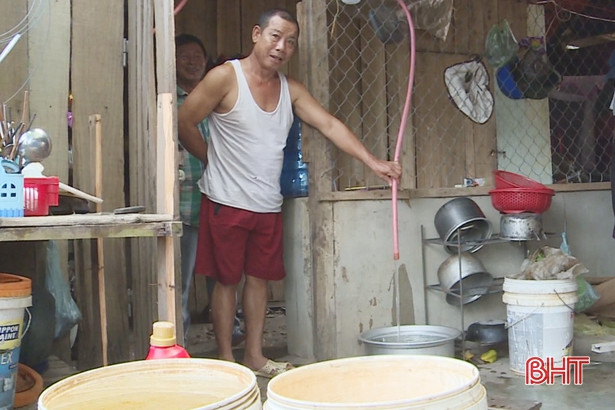 Giếng bốc mùi hôi tanh, người dân lo mua nước lọc về dùng