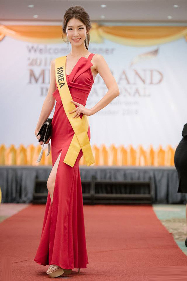 Á hậu người Hà Tĩnh diện váy xẻ ở tiệc chào mừng Miss Grand International