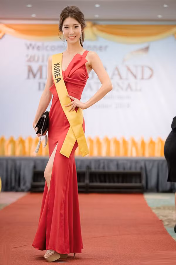 Á hậu người Hà Tĩnh diện váy xẻ ở tiệc chào mừng Miss Grand International