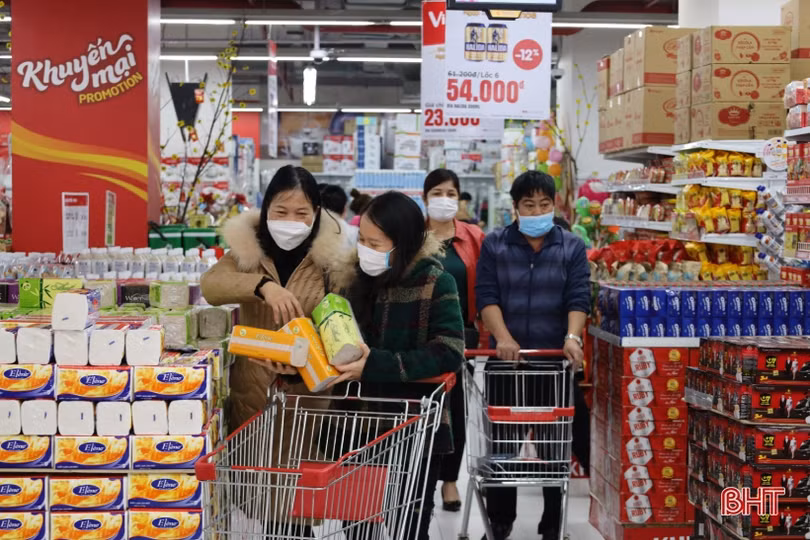 Người dân Hà Tĩnh tranh thủ “thời cơ” mua sắm cho Tết Nguyên đán