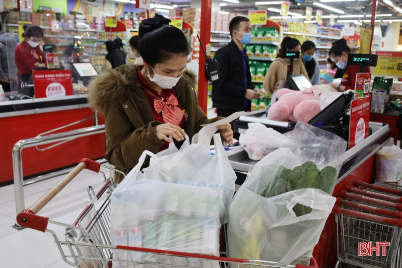 Người dân Hà Tĩnh tranh thủ “thời cơ” mua sắm cho Tết Nguyên đán ảnh 11 Người dân Hà Tĩnh tranh thủ “thời cơ” mua sắm cho Tết Nguyên đán