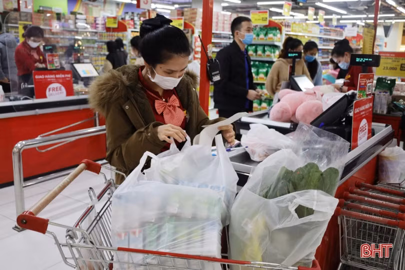 Người dân Hà Tĩnh tranh thủ “thời cơ” mua sắm cho Tết Nguyên đán