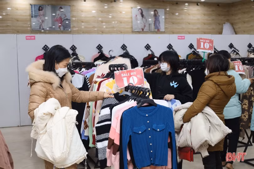 Người dân Hà Tĩnh tranh thủ “thời cơ” mua sắm cho Tết Nguyên đán