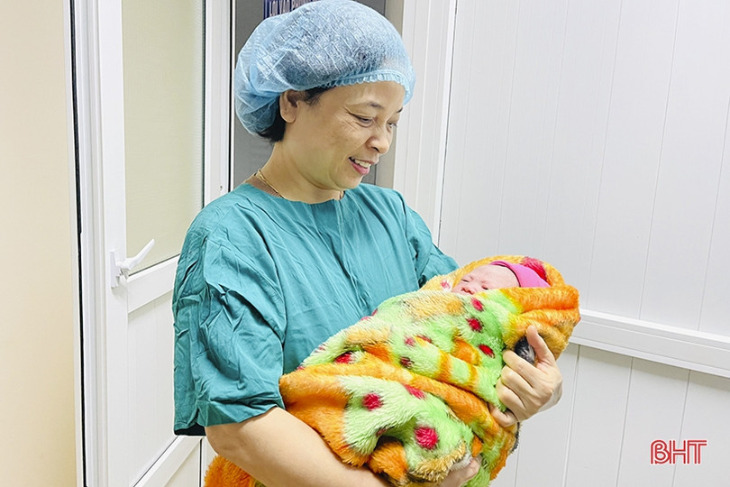 Chào đón công dân Hà Tĩnh đầu tiên chào đời năm 2022