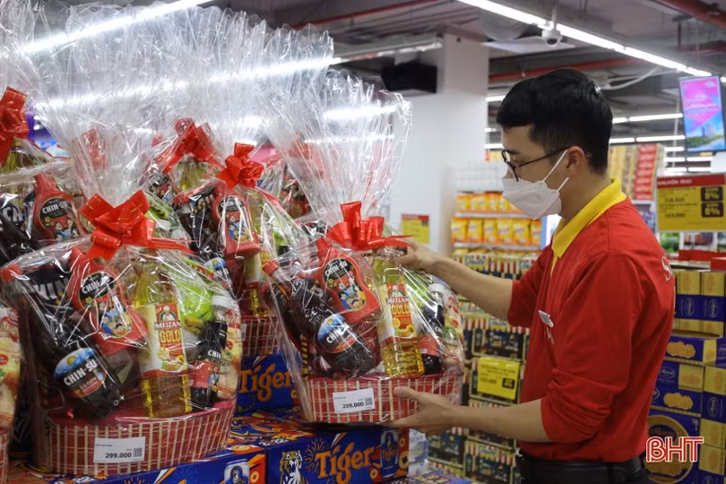 Người dân Hà Tĩnh tranh thủ “thời cơ” mua sắm cho Tết Nguyên đán