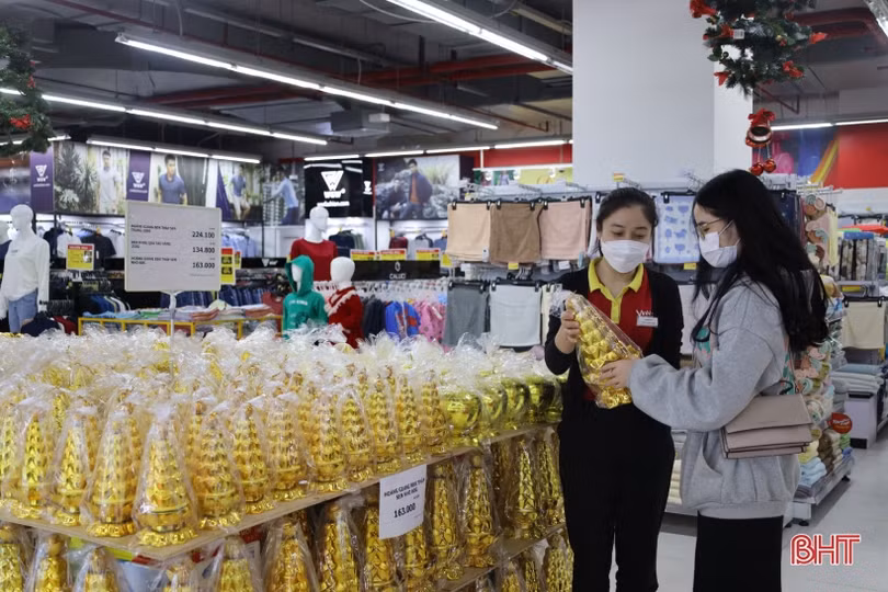 Người dân Hà Tĩnh tranh thủ “thời cơ” mua sắm cho Tết Nguyên đán