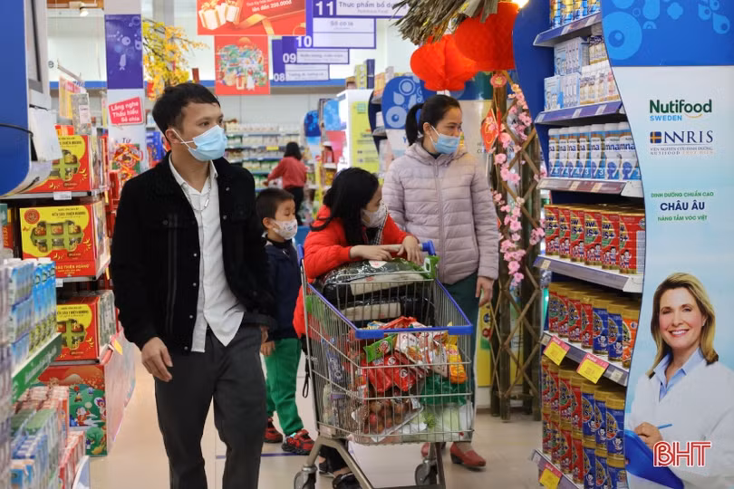 Người dân Hà Tĩnh tranh thủ “thời cơ” mua sắm cho Tết Nguyên đán