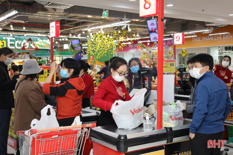 Người dân Hà Tĩnh tranh thủ “thời cơ” mua sắm cho Tết Nguyên đán ảnh 12 Người dân Hà Tĩnh tranh thủ “thời cơ” mua sắm cho Tết Nguyên đán