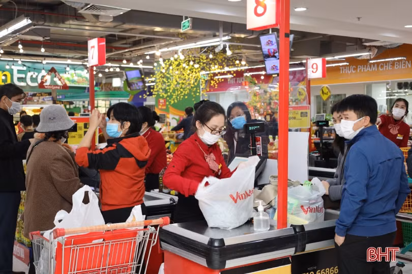 Người dân Hà Tĩnh tranh thủ “thời cơ” mua sắm cho Tết Nguyên đán
