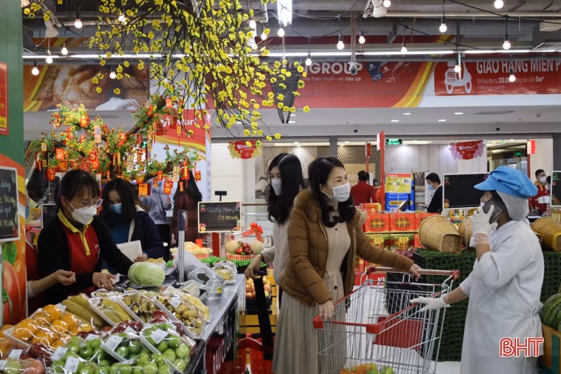 Người dân Hà Tĩnh tranh thủ “thời cơ” mua sắm cho Tết Nguyên đán