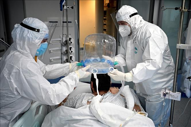 COVID-19 tới 6h sáng 2/1: WHO tin đại dịch chấm dứt trong năm 2022