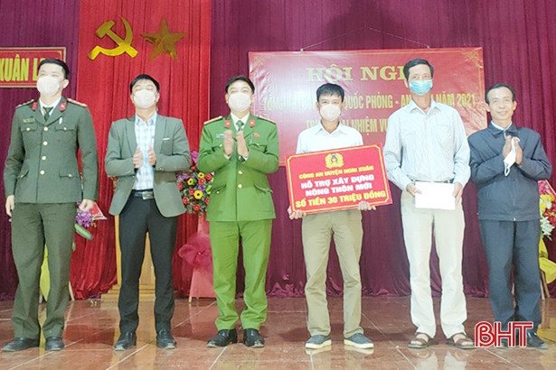 Công an Nghi Xuân hỗ trợ 75 triệu đồng xây dựng khu dân cư nông thôn mới