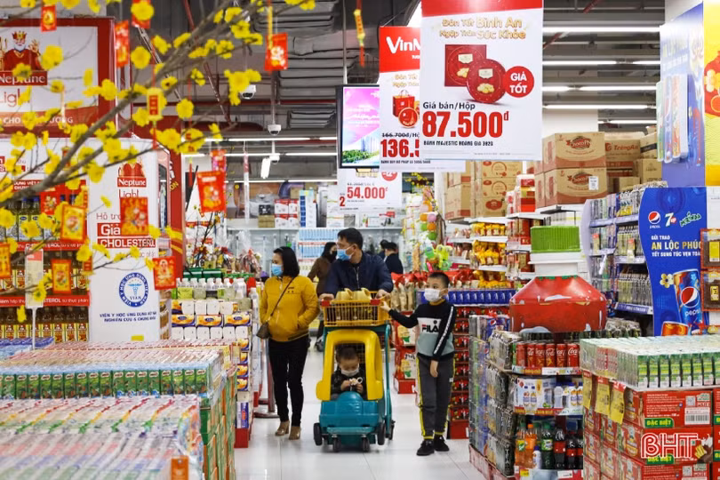 Người dân Hà Tĩnh tranh thủ “thời cơ” mua sắm cho Tết Nguyên đán