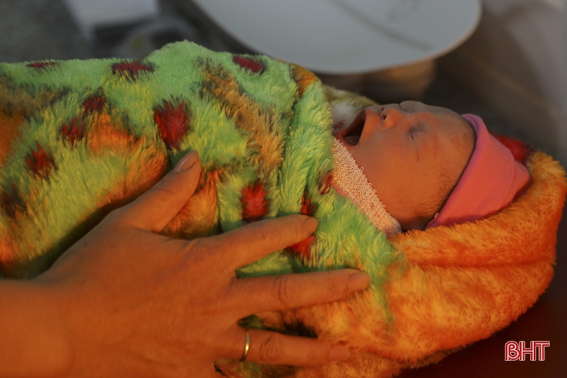 Chào đón công dân Hà Tĩnh đầu tiên chào đời năm 2022