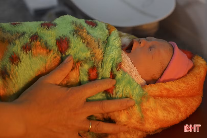 Chào đón công dân Hà Tĩnh đầu tiên chào đời năm 2022