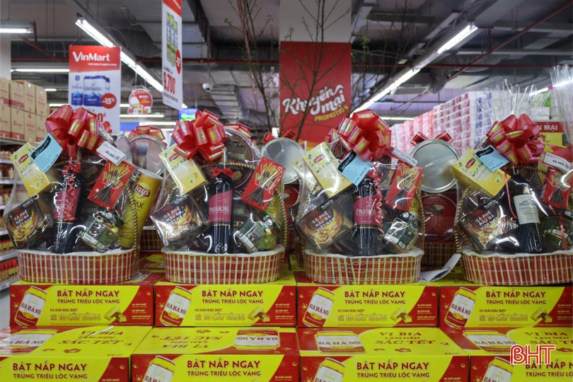 Người dân Hà Tĩnh tranh thủ “thời cơ” mua sắm cho Tết Nguyên đán ảnh 10 Người dân Hà Tĩnh tranh thủ “thời cơ” mua sắm cho Tết Nguyên đán