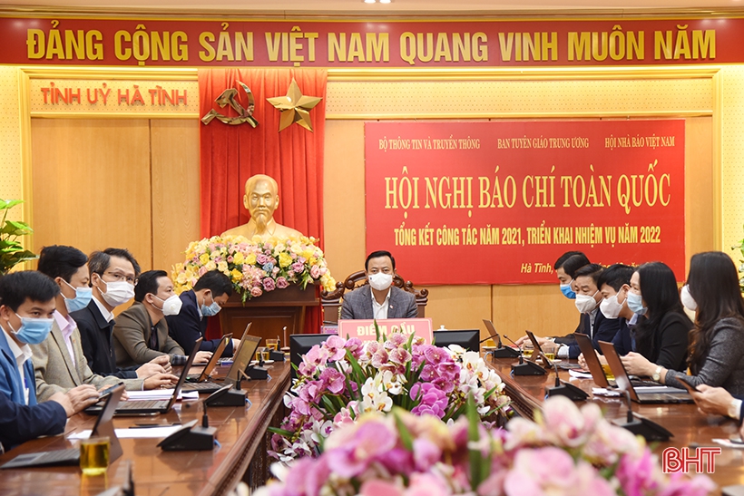 Báo Hà Tĩnh nhận bằng khen của Ban Tuyên giáo Trung ương