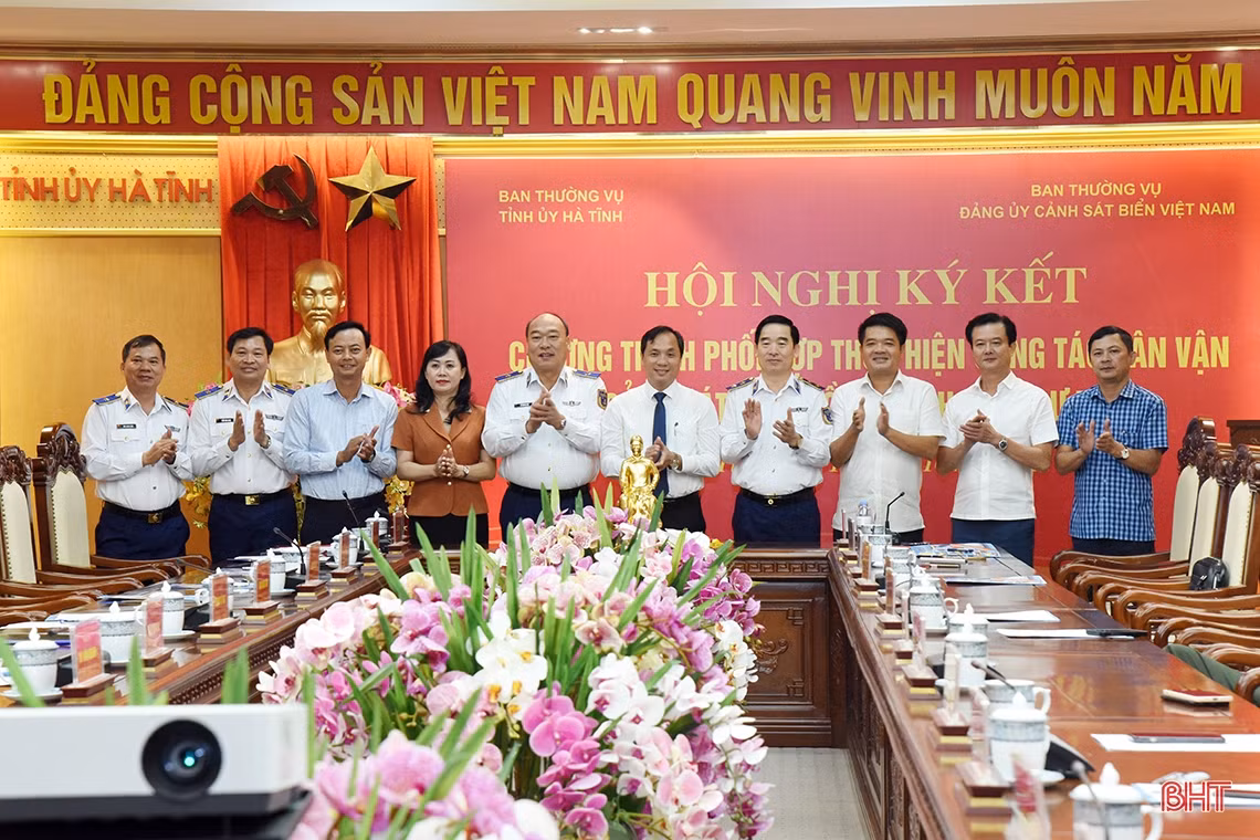 Ký kết phối hợp chương trình Cảnh sát biển đồng hành với ngư dân Hà Tĩnh