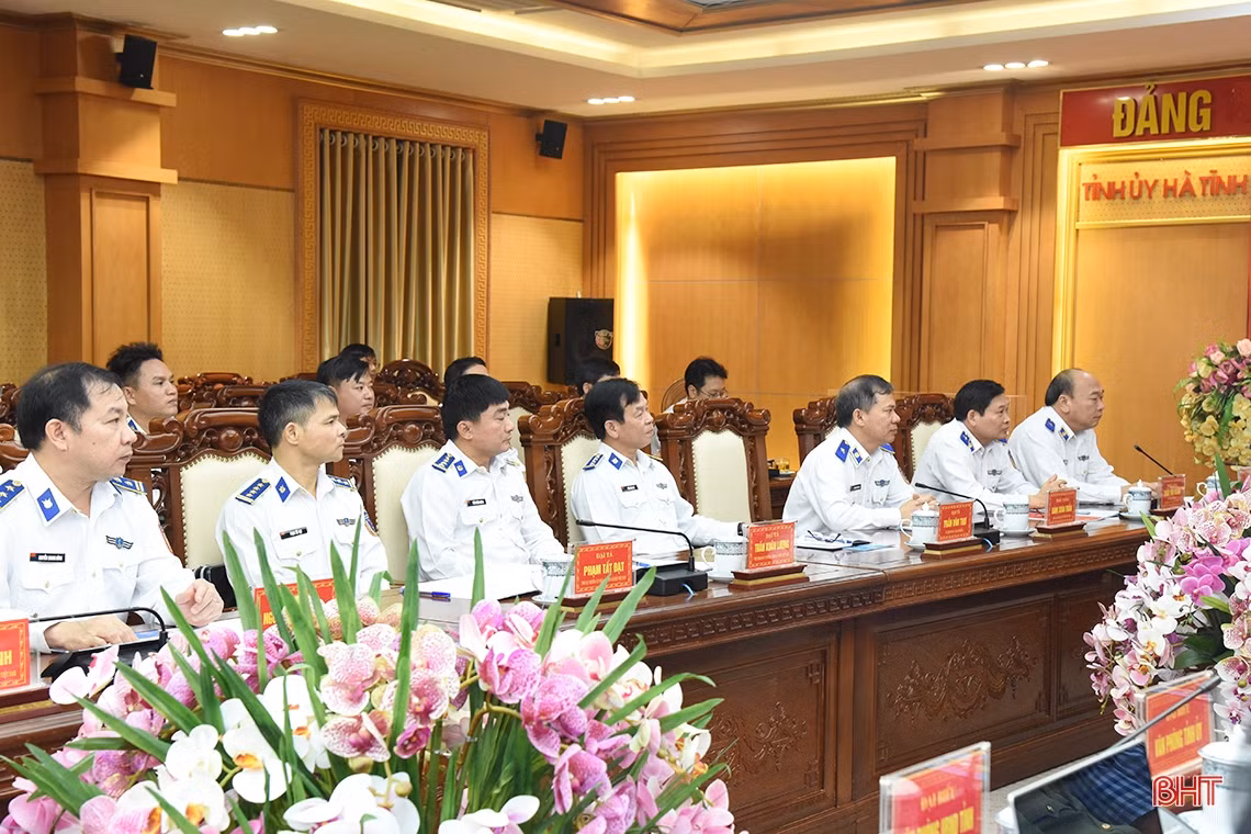Ký kết phối hợp chương trình Cảnh sát biển đồng hành với ngư dân Hà Tĩnh