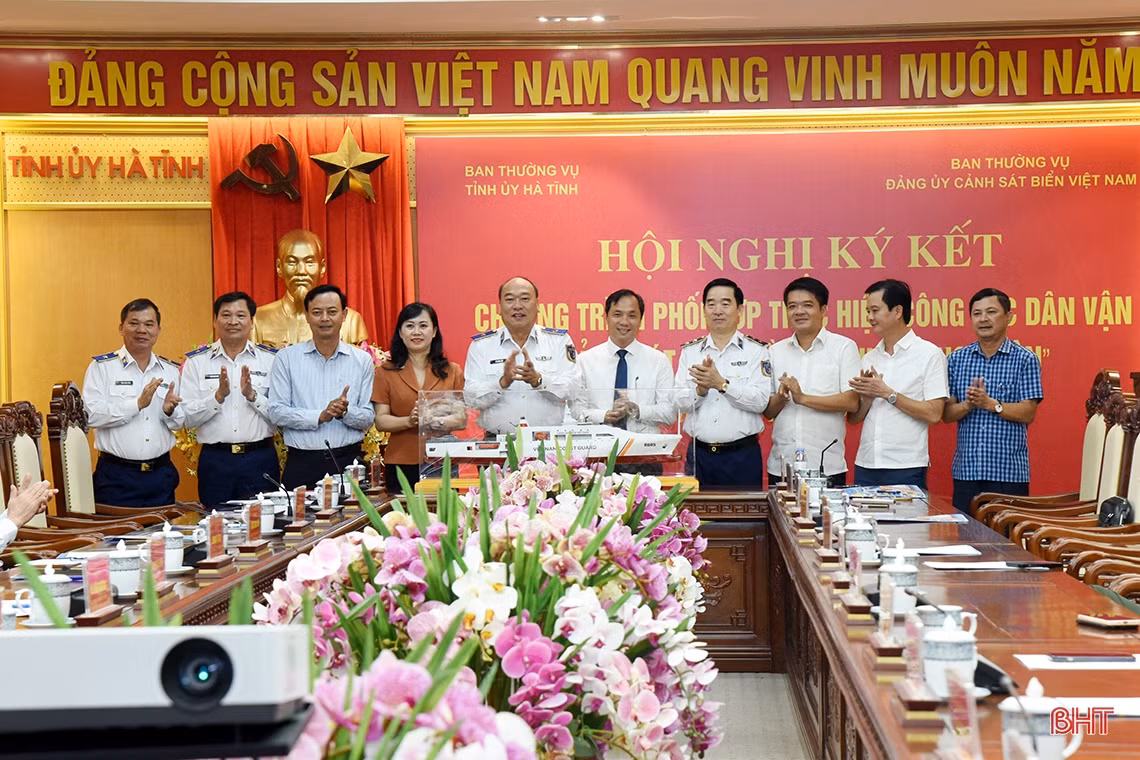 Ký kết phối hợp chương trình Cảnh sát biển đồng hành với ngư dân Hà Tĩnh