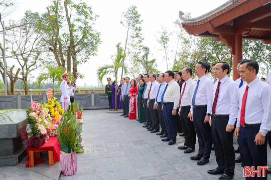 Giám đốc Học viện Chính trị Quốc gia Hồ Chí Minh dâng hương tưởng niệm Đại thi hào Nguyễn Du 