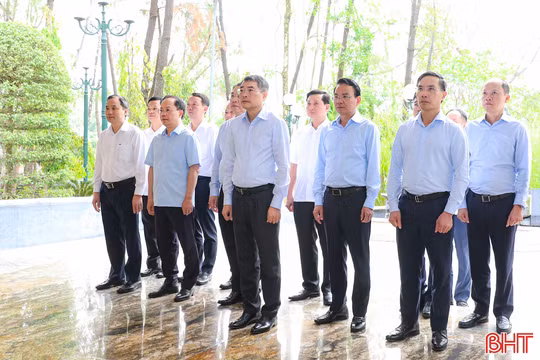 Thủ tướng Chính phủ Lê Minh Hưng dâng hương tại Khu di tích Ngã ba Đồng Lộc