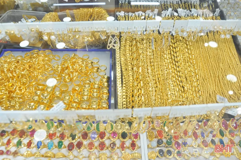 Giá vàng lên xuống từng ngày, người dân Hà Tĩnh chuyển hướng mua đầu tư