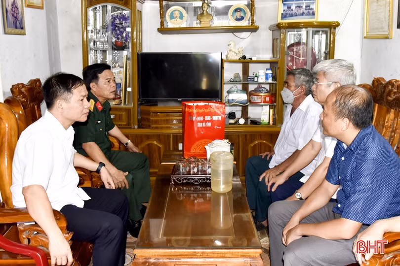 Lãnh đạo tỉnh tặng quà gia đình chính sách ở TX Hồng Lĩnh