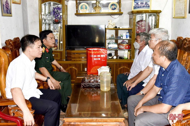 Lãnh đạo tỉnh tặng quà gia đình chính sách ở TX Hồng Lĩnh