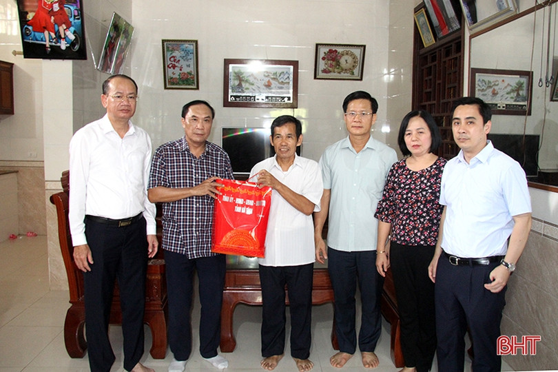 Trưởng ban Tổ chức Tỉnh ủy tặng quà người có công tiêu biểu ở Nghi Xuân