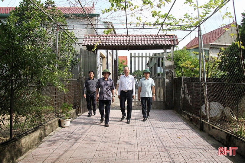 Trưởng ban Tổ chức Tỉnh ủy tặng quà người có công tiêu biểu ở Nghi Xuân