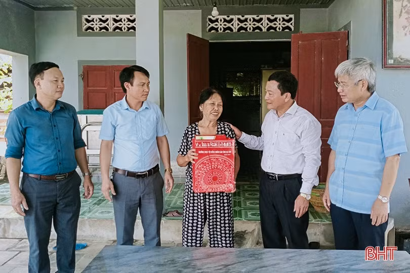 Lãnh đạo tỉnh tặng quà cho gia đình chính sách, người có công tại các địa phương