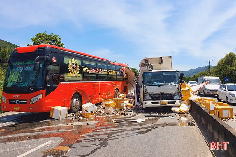 Hà Tĩnh: Xe tải “lùa” 3 ô tô dừng đèn đỏ trên QL 1 tuyến tránh TX Hồng Lĩnh