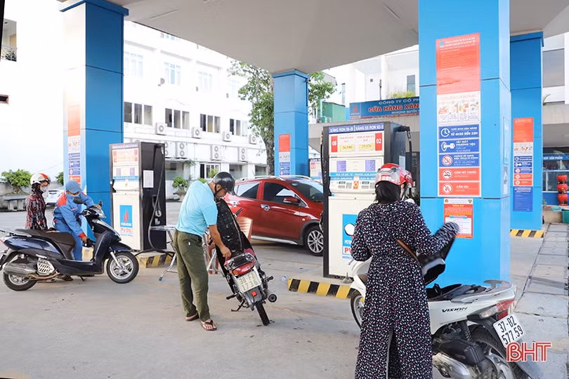 Người dân Hà Tĩnh hào hứng “nạp” nhiên liệu khi giá xăng, dầu giảm sâu