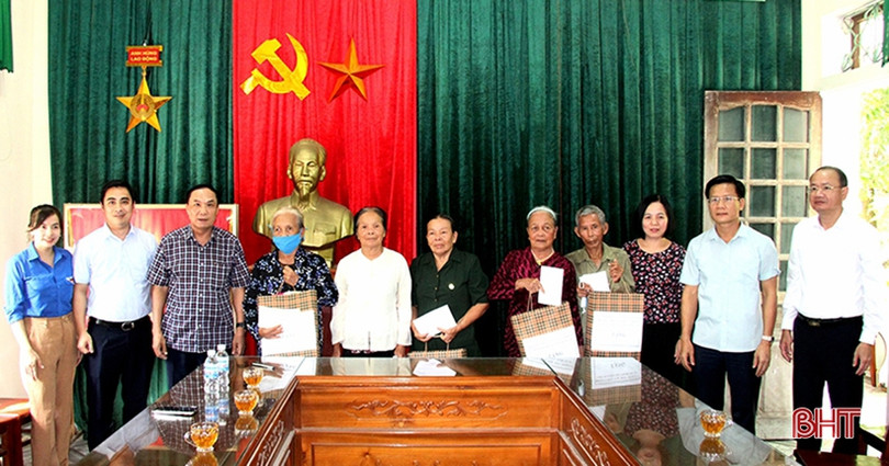 Trưởng ban Tổ chức Tỉnh ủy tặng quà người có công tiêu biểu ở Nghi Xuân