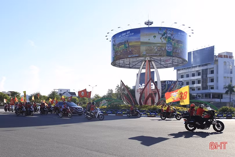 Cổ động viên Hà Tĩnh tiếp lửa” đội nhà trước giờ đối đầu với Hà Nội FC