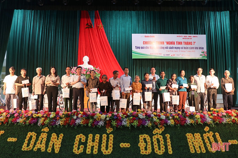 Trao tặng 100 suất quà cho gia đình chính sách, học sinh khó khăn ở Can Lộc