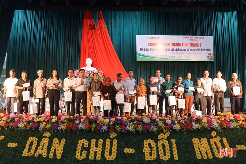 Trao tặng 100 suất quà cho gia đình chính sách, học sinh khó khăn ở Can Lộc