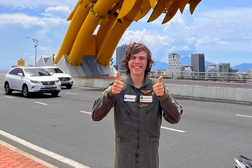 Phi công Anh 16 tuổi bay một mình đến Việt Nam