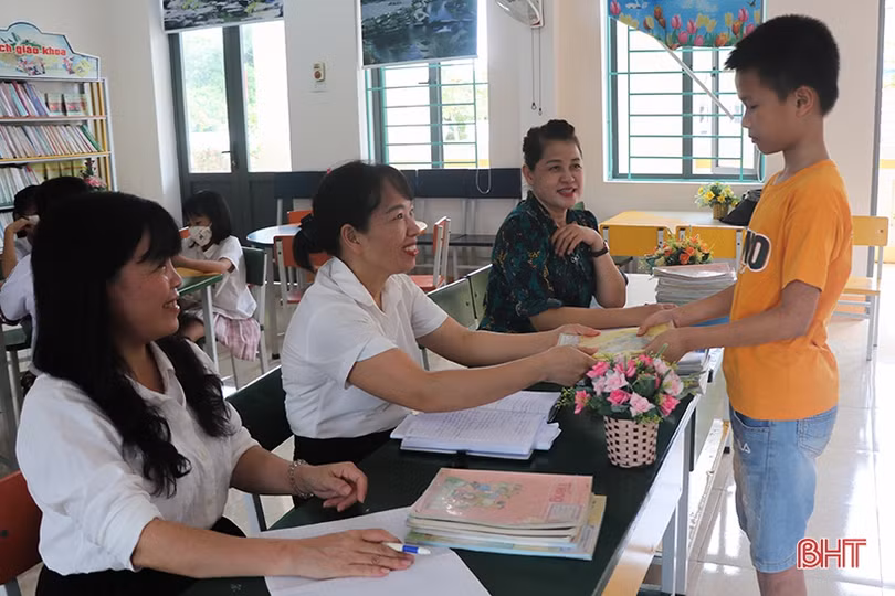 Tủ sách dùng chung cho học sinh nghèo Thạch Hà trước thềm năm học mới